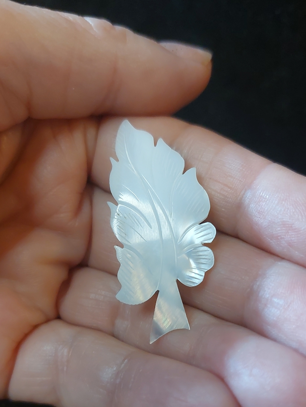 💚3/$25 Vintage Carved Mother of Pearl Leaf Brooch Pendant